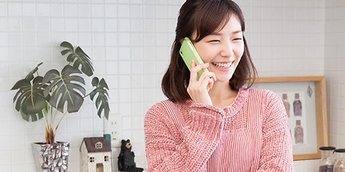 woman who talks on the telephone in a kitchen