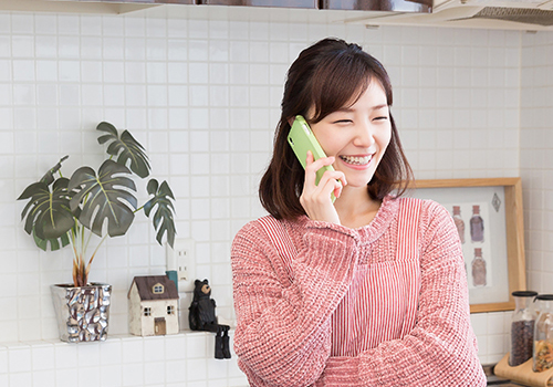 woman who talks on the telephone in a kitchen